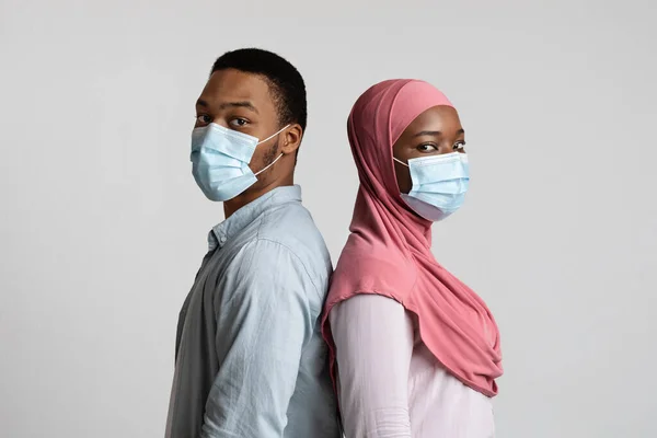 戴口罩的年轻非洲穆斯林夫妇 — 图库照片
