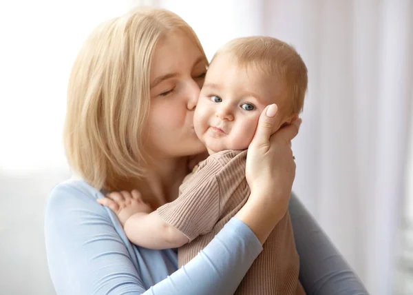 Primo piano di madre amorevole baciare bambino piccolo — Foto Stock