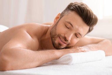 Orta yaşlı rahat bir adam spa salonuna gidiyor.
