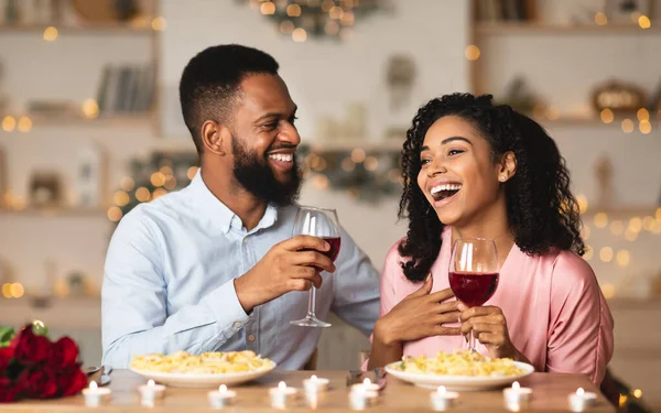 Glückliche schwarze Frau und Mann, die Wein trinken und lachen — Stockfoto