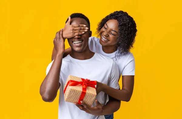 Gelukkig zwart dame geven cadeau naar haar vriend — Stockfoto