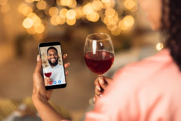 Μαύρο ζευγάρι έχει online ημερομηνία στο τηλέφωνο, πίνοντας κρασί — Φωτογραφία Αρχείου