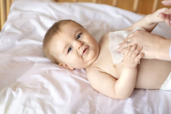 Матери чистки тела малыша с мокрым полотенцем — стоковое фото