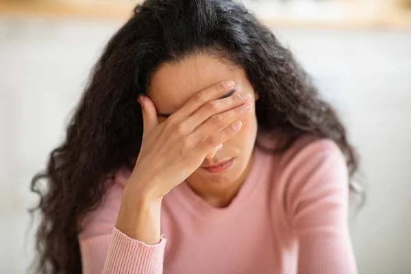 Conceito de depressão. Retrato de close-up de mulher jovem estressada tocando a cabeça em desespero — Fotografia de Stock