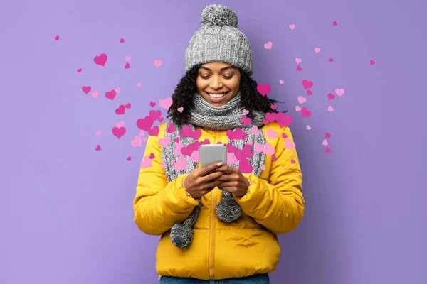 African American Lady Texting On Smartphone Sending Hearts, Purple Background — Stock Photo, Image