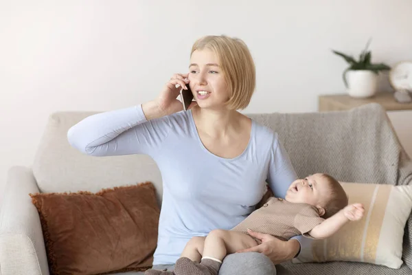 Orolig mamma med gråtande sjukt barn ringer barnläkare — Stockfoto