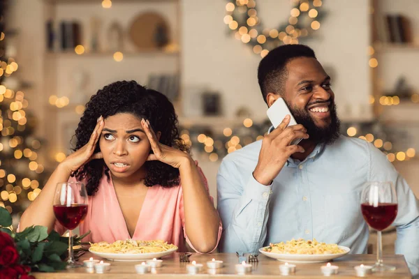 Angry Black Woman On Date, Man Talking On Phone — Stock Photo, Image