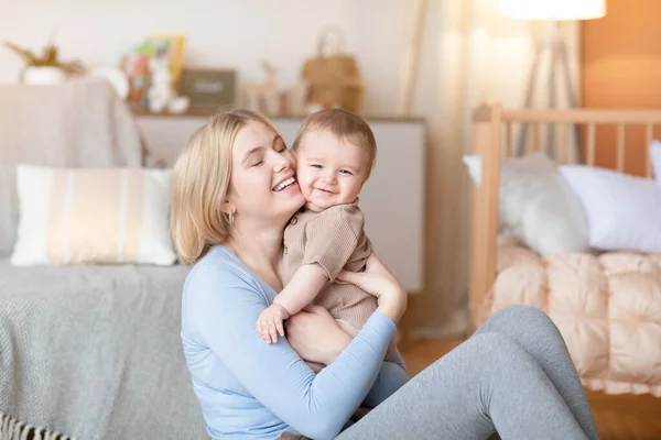 Kärleksfull mamma förenas med sin lilla söta unge hemma — Stockfoto