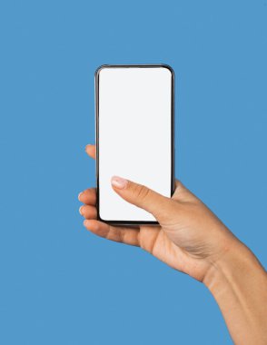 Mavi Arkaplan Üzerinde Boş Ekranlı Kadın Elle Tutma Telefonu