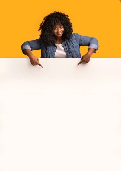 Sorrindo mulher negra mostrando placa vazia branca para propaganda — Fotografia de Stock