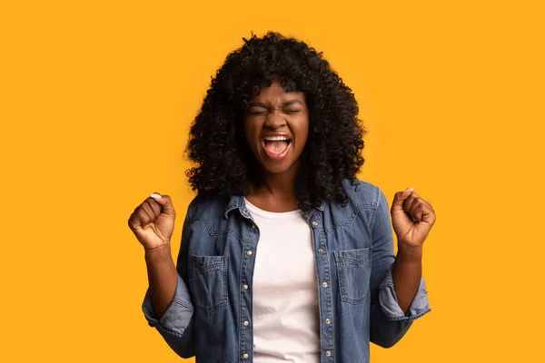 Emocional afro-americana levantando punhos e gritando — Fotografia de Stock
