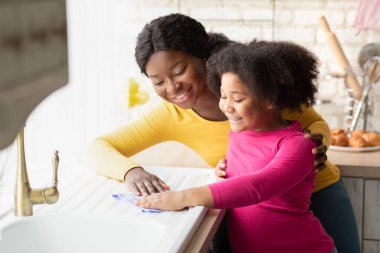 Mutlu Siyahi Anne, Tatlı Küçük Kızına Ev Bakımı, Temizlik Mutfağını Birlikte Öğretiyor