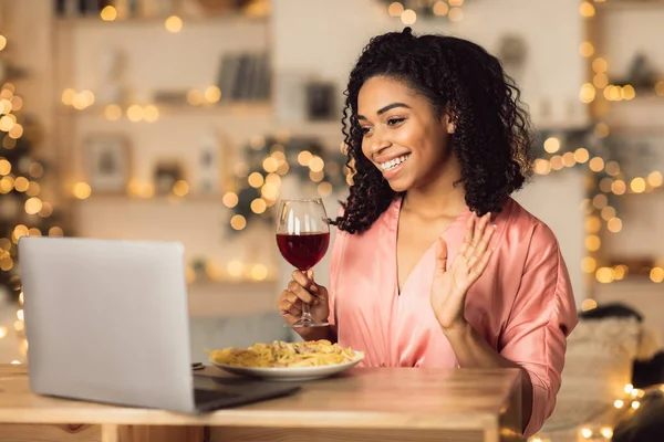 Zwarte vrouw eten drinken wijn maken videocall — Stockfoto