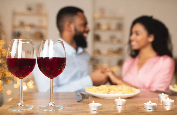 Fekete férfi vacsorázik a nővel, koncentrálni boros poharak — Stock Fotó