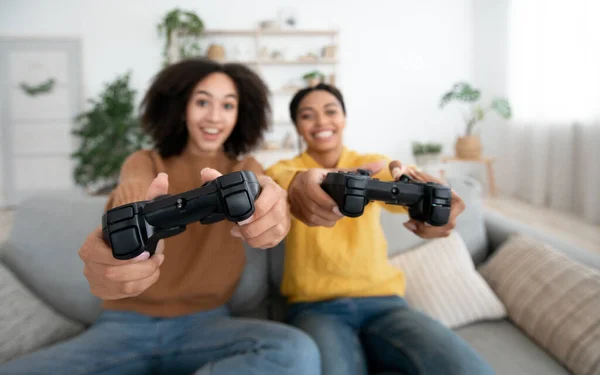 Emociones felices, tiempo libre y entretenimiento durante la pandemia de covid-19 — Foto de Stock