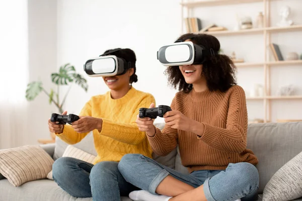 Diversão com amigos em casa, realidade virtual durante o auto-isolamento — Fotografia de Stock