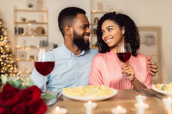 Mulher negra feliz e homem bebendo vinho e jantar — Fotografia de Stock