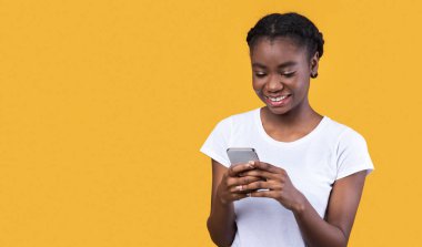 Neşeli Siyah Kadın Telefon Mesajı Kullanıyor Sarı Arkaplanda Duruyor