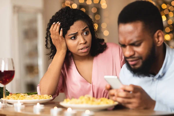 Angry Black Woman Looking At Boyfriend, Man Using Phone — Stock Photo, Image