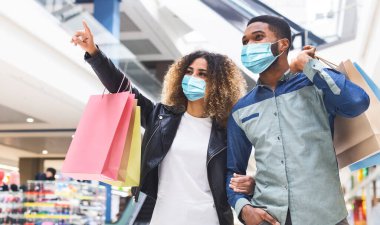 Maskeli Afrikalı çift alışveriş merkezinde alışveriş yapıyor.