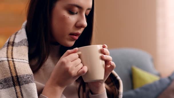 Oblíbený drink. Detail portrét mladé ženy, která pije horkou čerstvou kávu, voní vůní a usmívá se, zpomaluje — Stock video