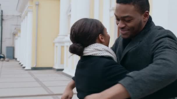Щасливий американський чоловік і жінка обіймаються, несподівано зустрічаються надворі, сповільнюють рух — стокове відео