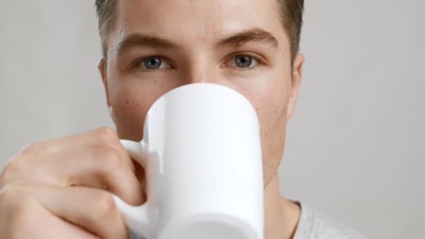 Dientes sensibles. Primer plano retrato de un joven bebiendo café caliente y sintiendo dolor agudo en los dientes — Vídeo de stock