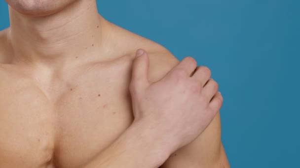 Dolore muscolare. Primo piano colpo di uomo irriconoscibile massaggiare la spalla infiammata — Video Stock