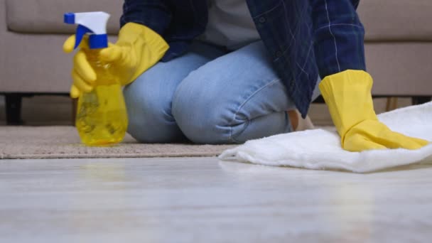Žena v gumových rukavicích sprejování čistič na podlahu a mytí to, zblízka zpomalit záběr — Stock video
