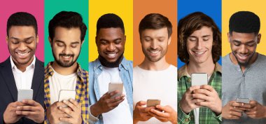 Smartphone 'da Çok Kültürlü Adamlar Renkli Arkaplanda Mesajlaşıyor, Kolaj