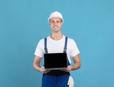 Gülen Ustabaşı Sert Şapkalı Adam Kara Ekranlı Dizüstü bilgisayar