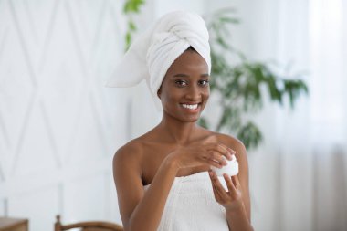 Evde kolajen kremi ya da doğal organik kozmetik