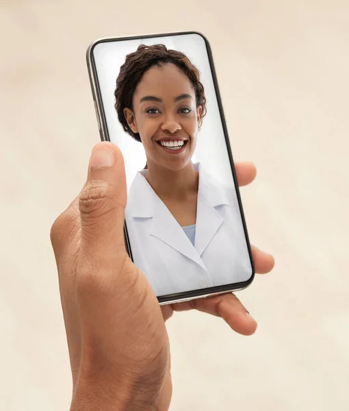 Sourire noir femme médecin consultation patient via appel vidéo sur smartphone. — Photo