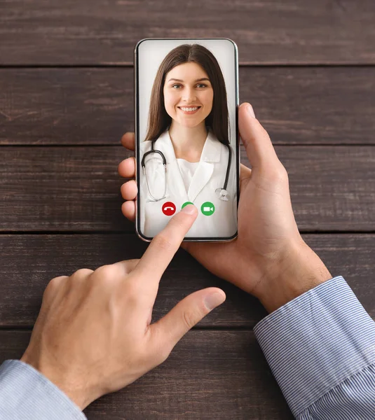 Video conferenza irriconoscibile dell'uomo con il medico femminile sorridente su Smartphone, collage — Foto Stock