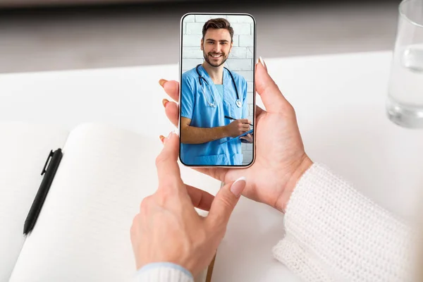 Beau médecin masculin Consultation Patient féminin par appel vidéo sur Smartphone — Photo