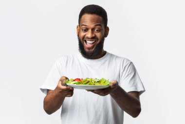 Heyecanlı Afrikalı Sakallı Adam Beyaz Arkaplanda Salata Tutuyor