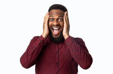 Heyecanlı Afrikalı Amerikalı Bağıran Adam Beyazların Arkasına Dokunuyor