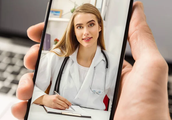 Uomo irriconoscibile che chiama medico online tramite videochiamata su smartphone, collage — Foto Stock