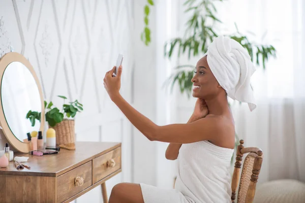 Belleza femenina y cuidado del spa en el hogar durante el autoaislamiento — Foto de Stock