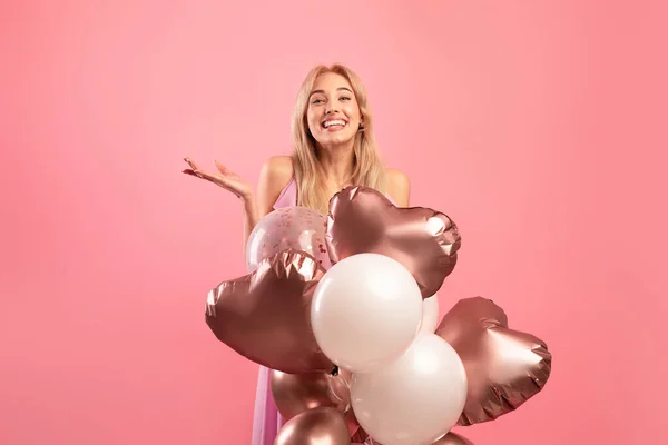 Belle jeune femme avec des ballons à air coloré souriant, ayant fête d'anniversaire, fond studio rose. Concept festif — Photo