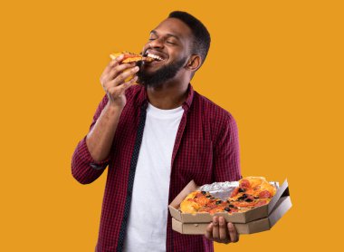 Afrikalı Genç Adam Kutulu Pizza Pozisyonundan Hoşlanıyor, Sarı Arkaplan
