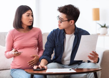 Asyalı Aile Ekonomik Kriz ve Ev Masraflarını Hesaplama Çabası