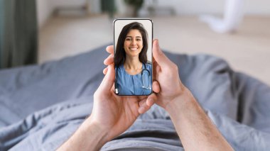 Adam, Smartphone üzerinden Doktor Via ile Web konferansı yapıyor.