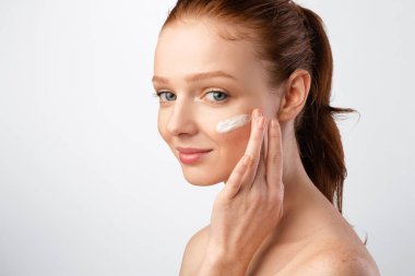 Kızıl Saçlı Kız Nemlendirici Yüz Kremi Poz Veriyor Beyaz Arkaplanda