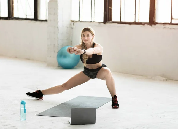 Aptitud, pilates, entrenamiento durante el bloqueo de covid-19 con computadora y lección en línea —  Fotos de Stock