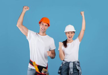 Koruyucu Miğferli Heyecanlı Genç Çift Ellerinizi Kaldırın, Başarı Kutlaması