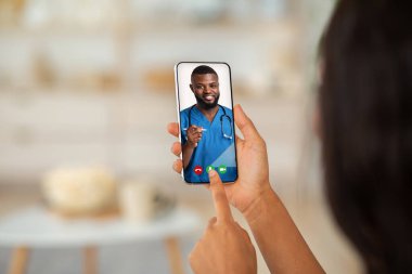 Tanımlanamayan Bayan, Doktoru Yaratıcı Kolaj 'a Görüntü Araması İçin Akıllı Telefon Kullanıyor