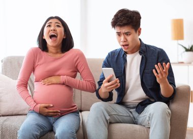 Hamile Asyalı Kadın Çığlık Atırken Koca Evden Ambulans Çağırıyor