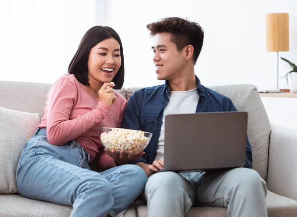 Feliz casal coreano assistindo filme no laptop on-line em casa — Fotografia de Stock