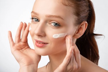 Kızıl Saçlı Genç Kadın Yüze Krem Sürerken, Stüdyo Çekimi, Kapanış